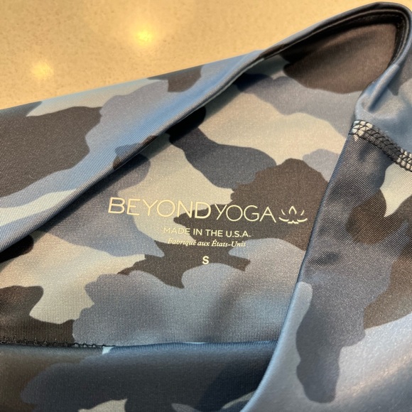 Beyond Yoga Navy Blue High-rise Camo Biker Shorts, Size S, NWT - Picture 4 of 7